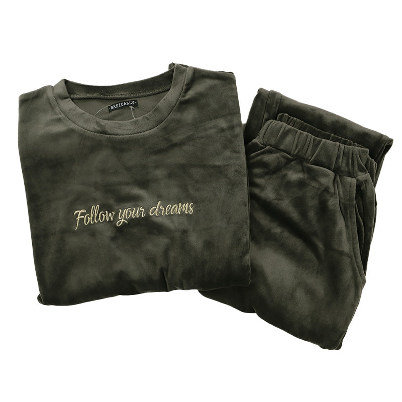 パジャマ レディース 上下セット ベロア 秋 冬 かわいい 丸首 長袖 M-L あったか 暖かい やわらかい シンプル ストレッチ 薄手 上下 シャギー ルームウエア 無地 婦人 刺繍 ロゴ 防寒 寒さ対策 冷え対策