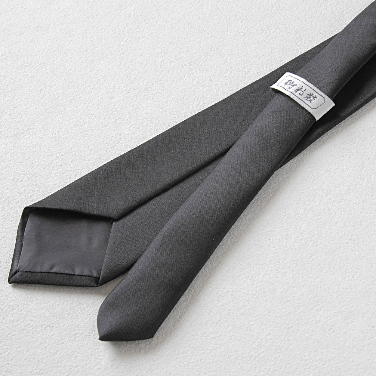 ネクタイ 黒 無地 スーツ 葬式用 織柄なし 光沢と艶は控えめ 喪服 結婚式 法事 お通夜 慶事 セレモニースタイル 葬儀屋 納骨 お別れの会 マナー 礼服 フリー