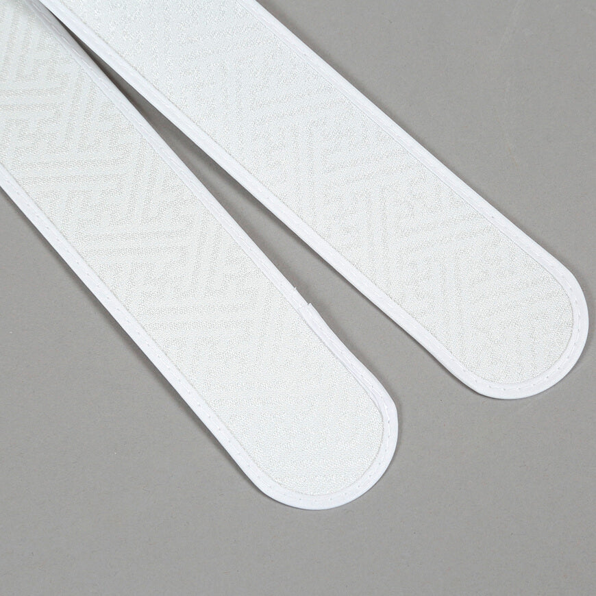 お着物に美しいえりもと 綸子 織柄入り衿芯 並サイズ 約79cm×4.5cm (襟芯 えりしん 礼装 舞踊 着付け 衿元 襟元 りんず) (和装呉服) (在庫限り)